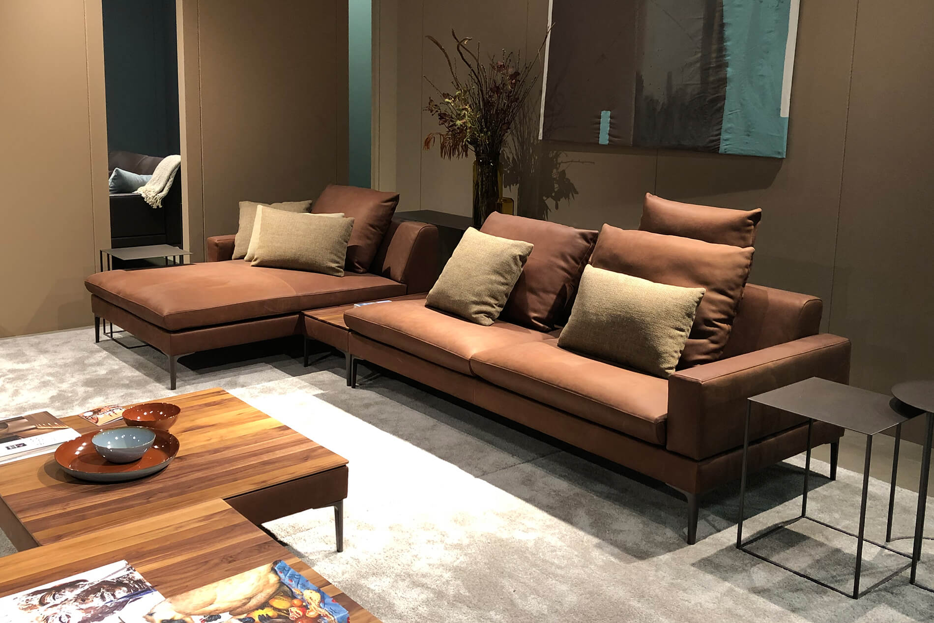 Das Ecksofa Tigra von Jori mit Tischelement in Leder bezogen. Sofa Ecksofa Tigra Jori