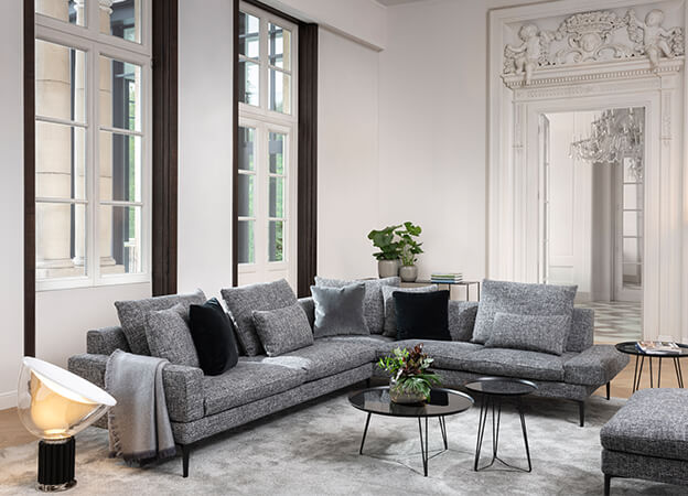 Das Ecksofa Tigra von Jori in grauem Stoff. Sofa Ecksofa Tigra Jori