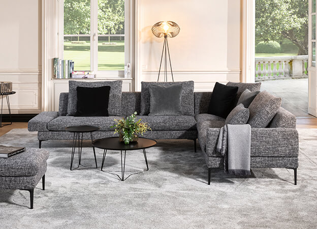 Das Ecksofa Tigra von Jori in anthrazit farbenem Stoff. Sofa Ecksofa Tigra Jori
