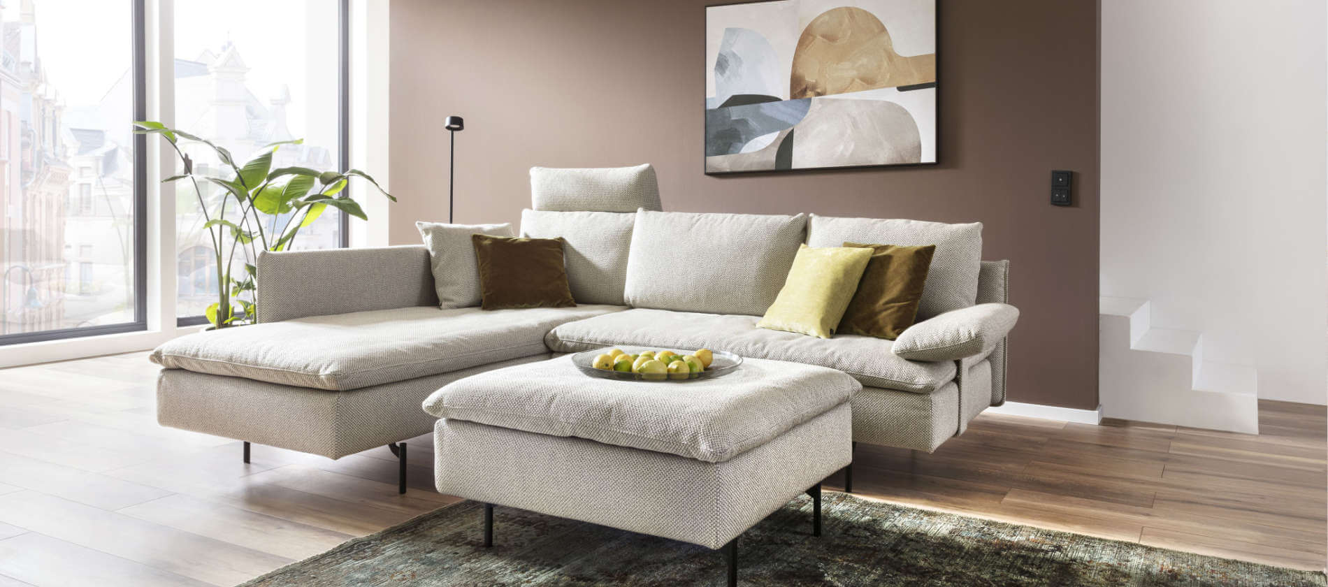 Ecksofa Giro von Signet mit drehbaren Loungchair und Hocker.