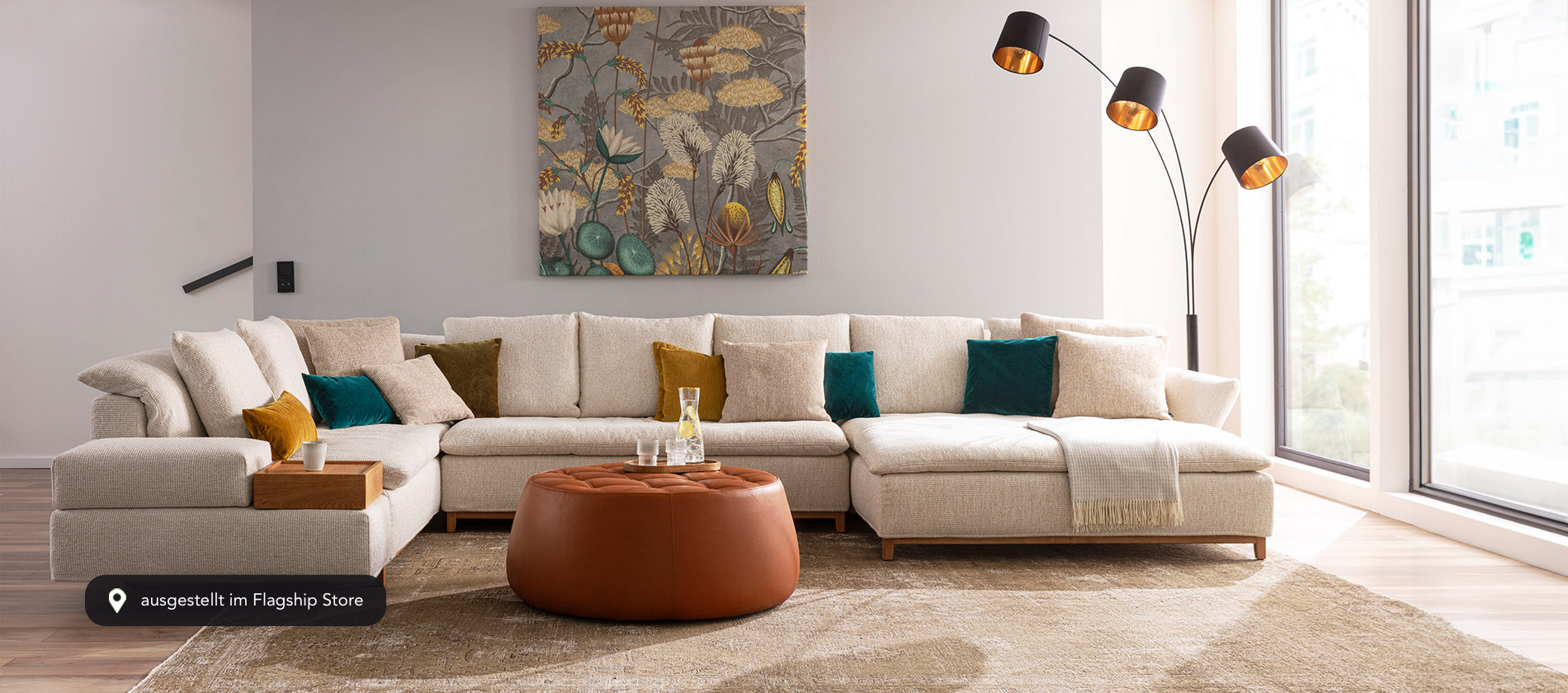 Ecksofa Isla mit Schlaffunktion von Signet als Wohnlandschaft in einem modernen Wohnzimmer. 