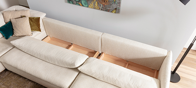 Bettkasten des modularen Ecksofas Isla von Signet, ideal für Stauraum von Decken und Kissen.
