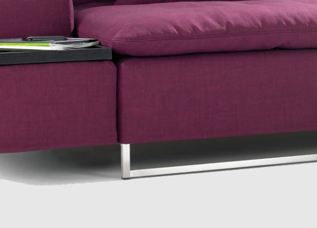 Detailansicht der Edelstahlkufen des Isla Sofas von Signet, modernes und stilvolles Design. 
