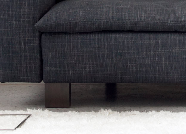 Detailansicht der Wenge-Holzfüße des Isla Sofas von Signet, dunkles und stilvolles Design. 