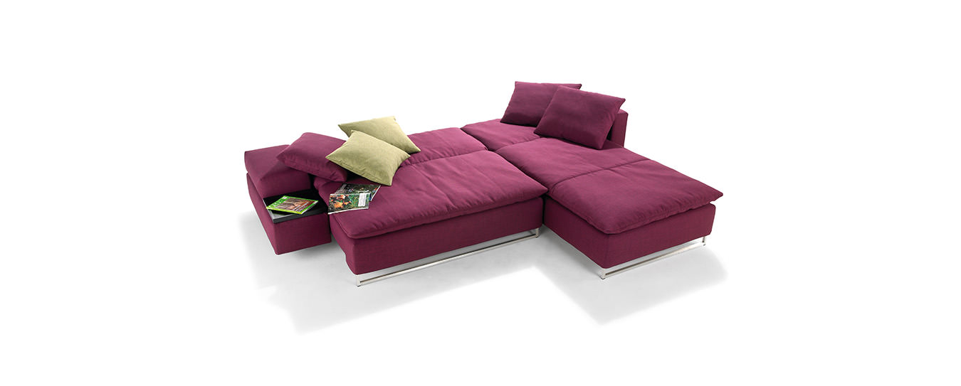 Ausgeklapptes Isla Ecksofa von Signet in kräftigem Pink mit großzügiger Liegefläche und eleganten Edelstahlfüßen