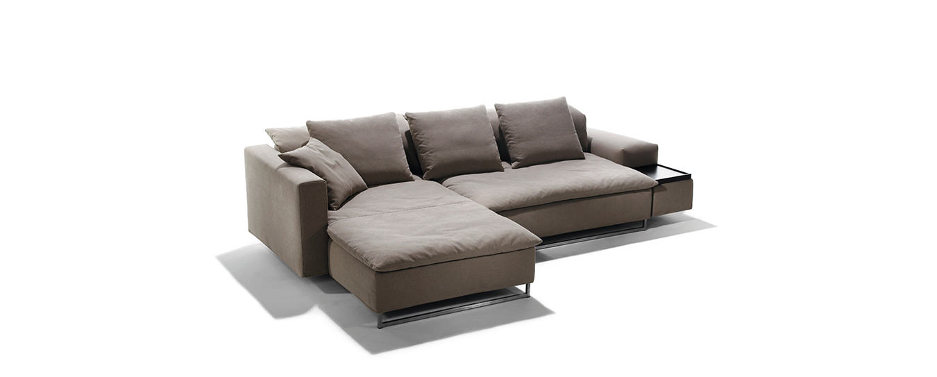 Isla Ecksofa von Signet in braunem Stoff mit klaren Linien und modernem Design.